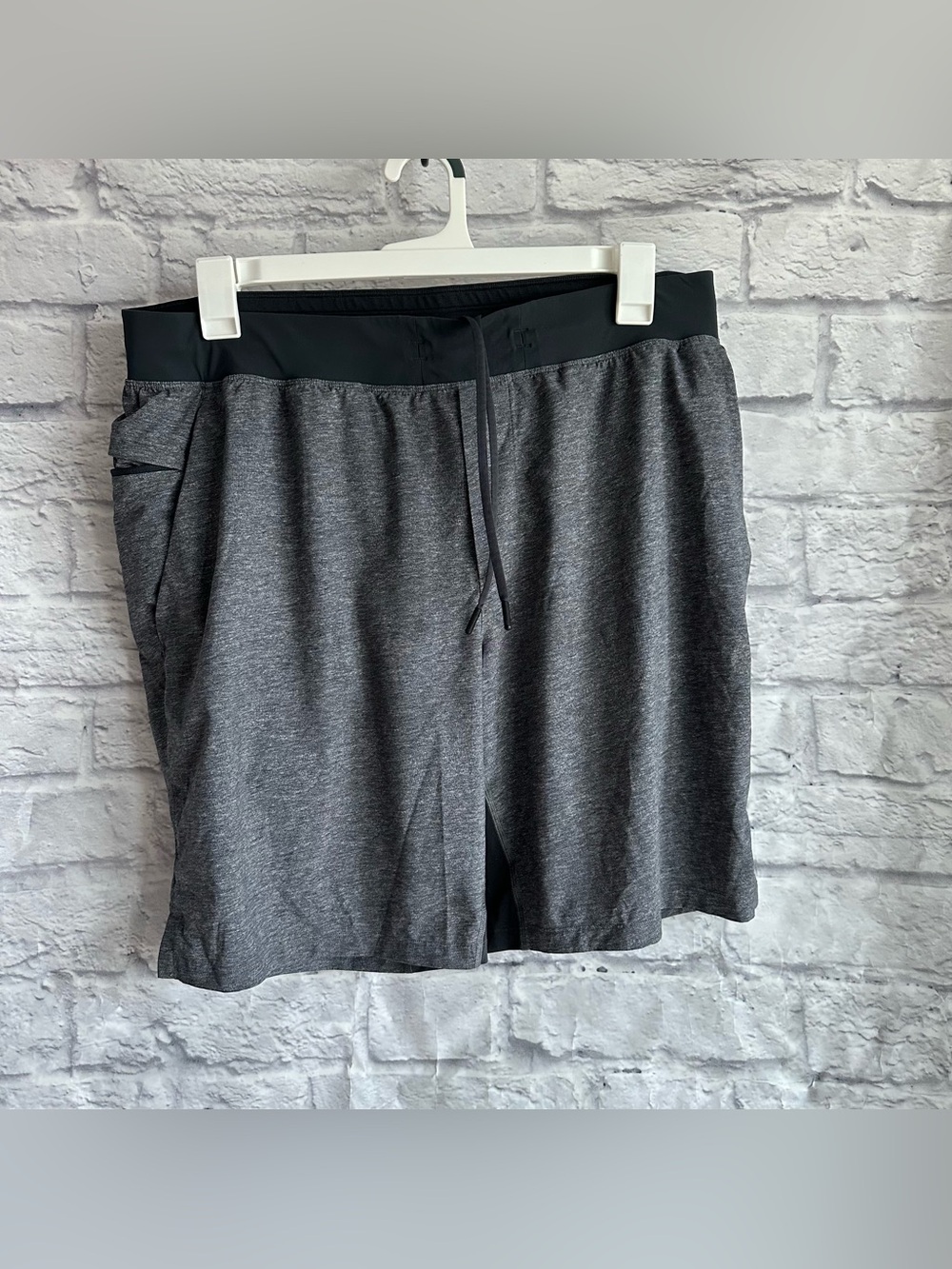 PREOWNED LULULEMON GREY BLACK LINED MENS SHORTS SIZE XXL